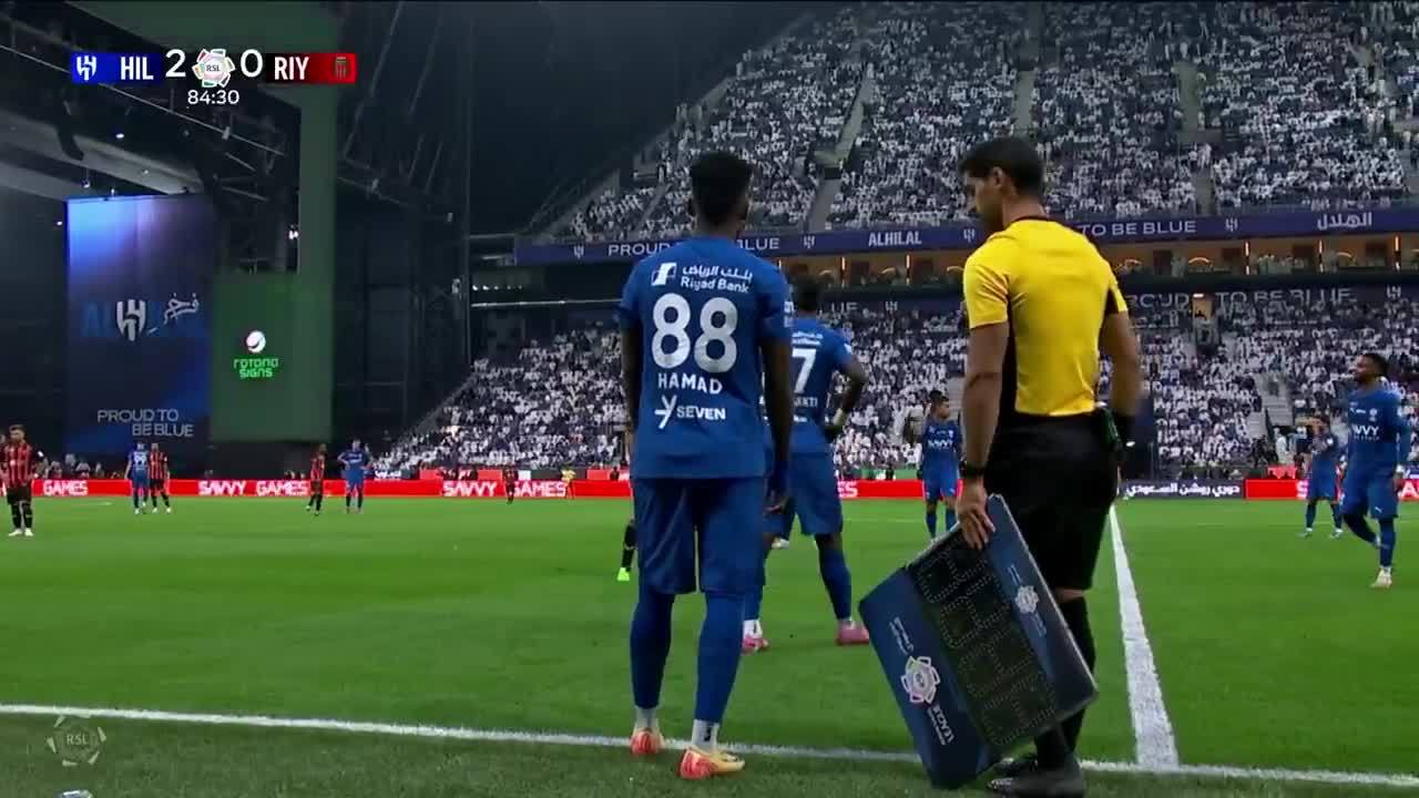 坎塞洛被换下后在替补席爆发不满，举动引发队友与解说惊讶