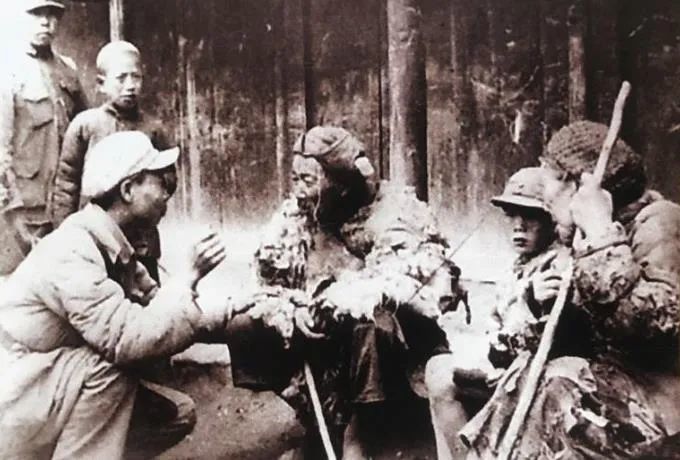 惨遭马家军压榨，衣衫褴褛的老百姓向解放军战士控诉马步芳罪行。（图源：兰州日报）