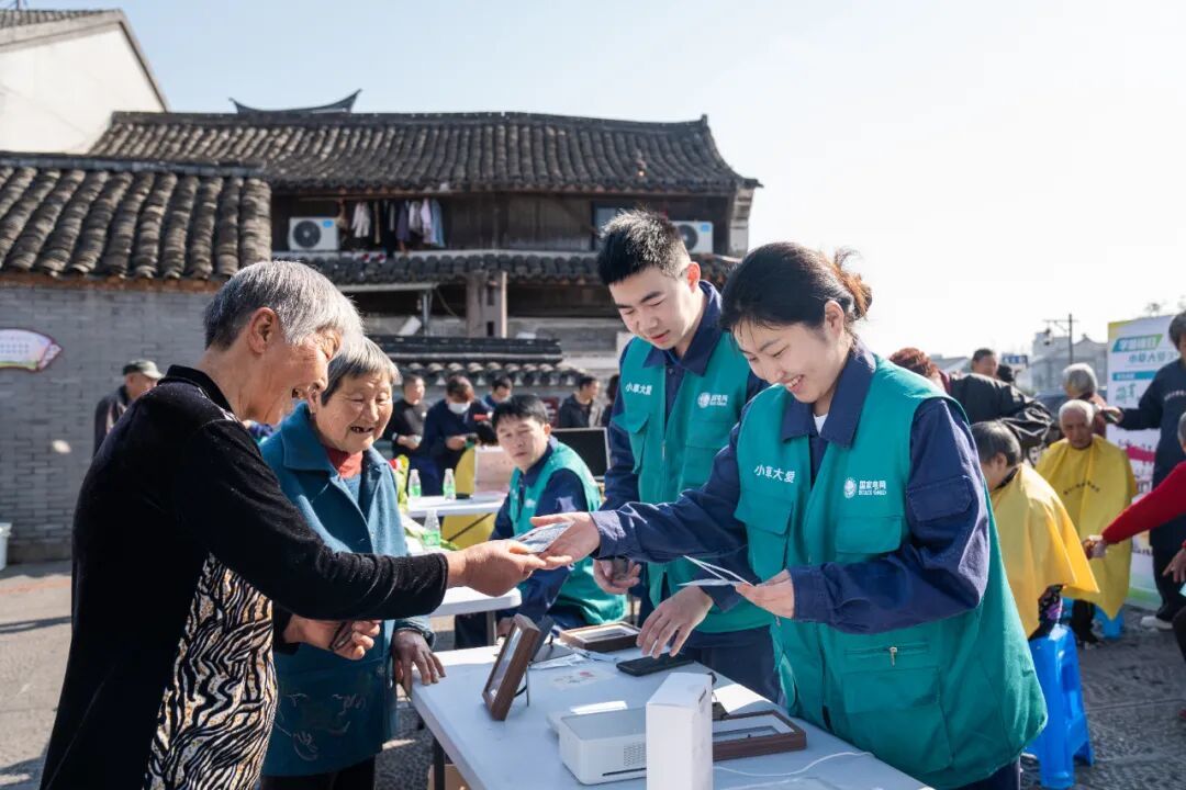 “小草志愿联盟”提供便民服务丨王柳 摄