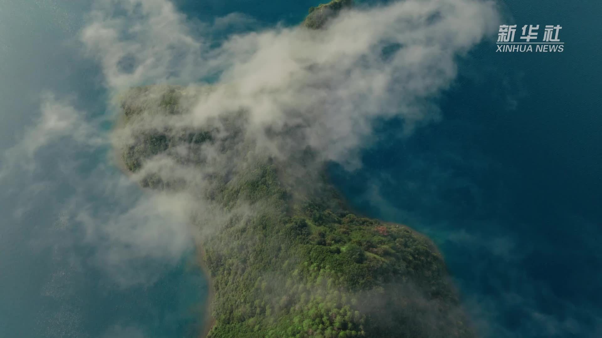 云南泸沽湖：一湖秋色醉游人