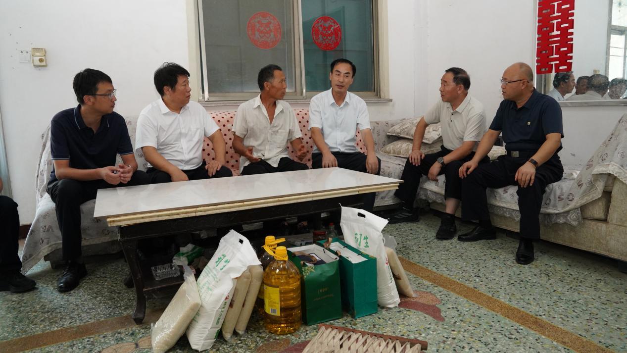 济宁市拥军优属协会赴梁山县走访慰问生活困难军属家庭