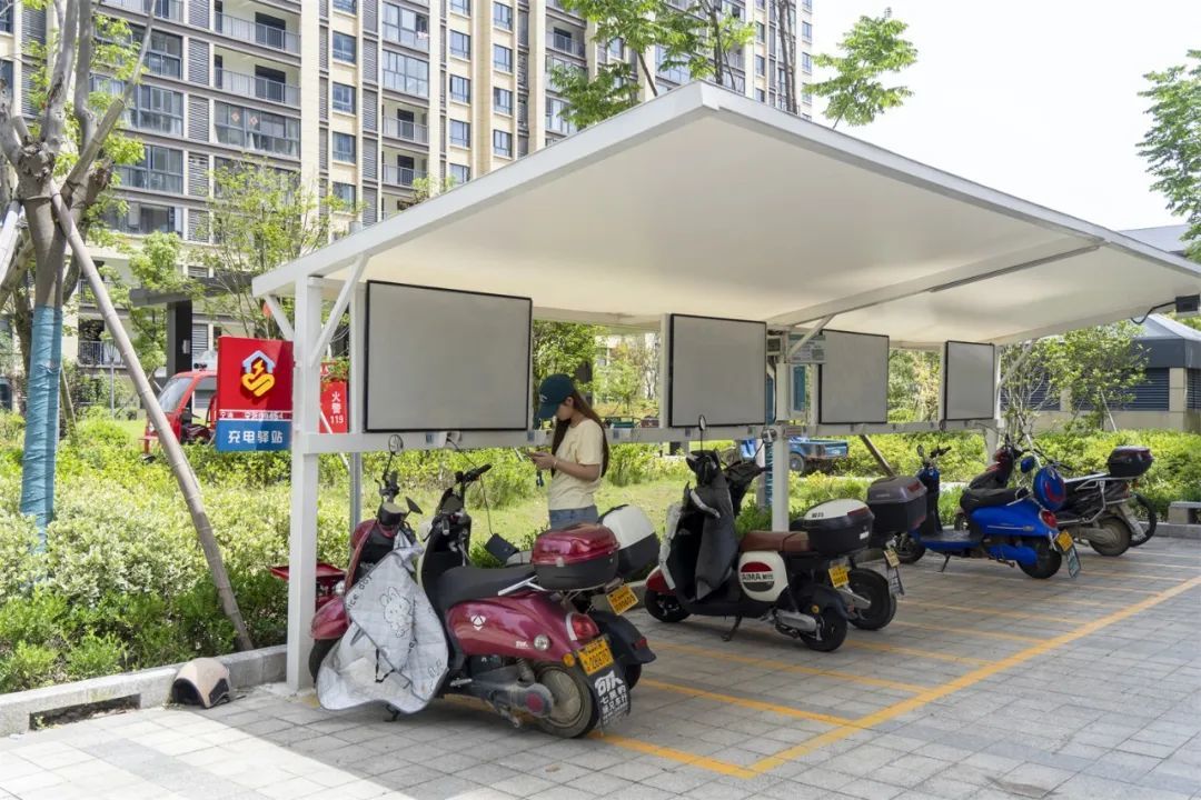 宁海九倾雅苑小区电动自行车充电驿站车主正在扫码充电。