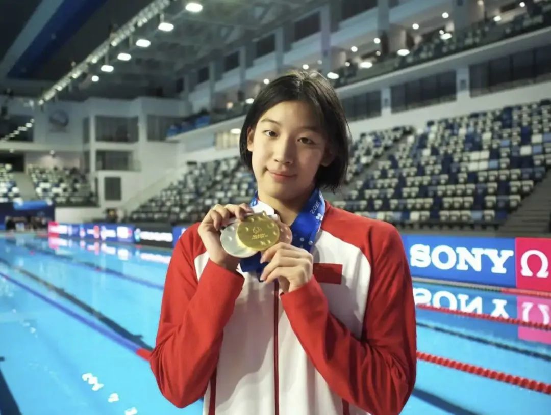 严窕珊获得金银铜牌各一枚。图片来源:中国游泳队
