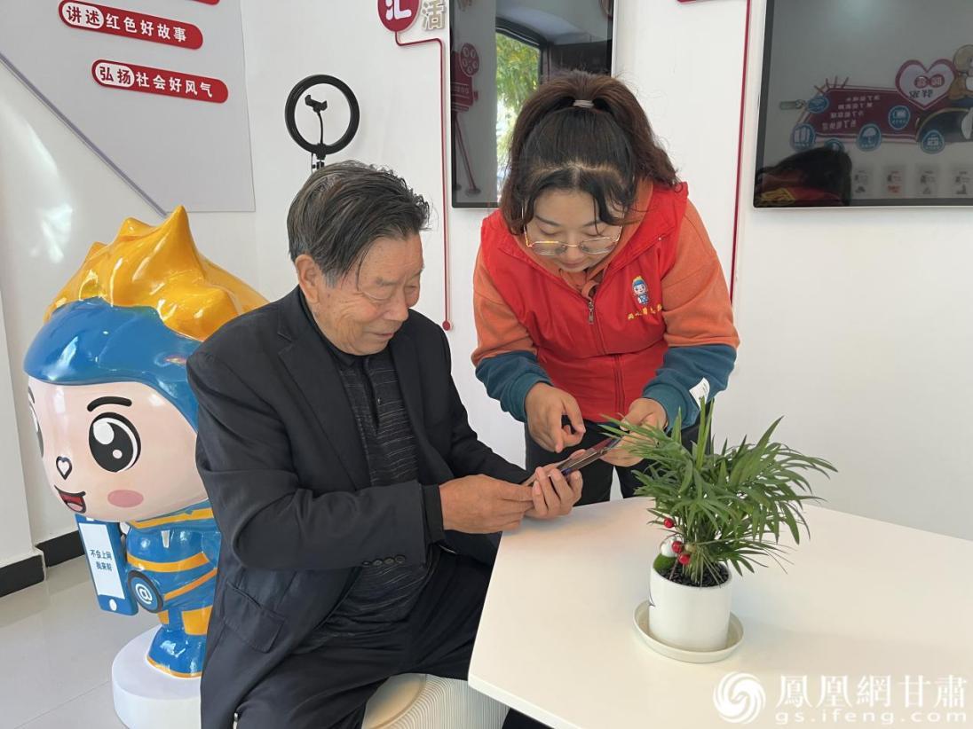 甘肅省酒泉市金塔縣“網(wǎng)小幫”志愿者向老人講解智能手機(jī)操作方法 金塔縣東北街社區(qū)服務(wù)中心供圖