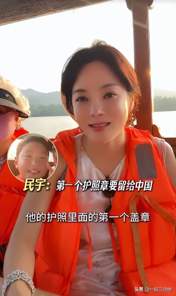 近距离看秋瓷炫，双下巴明显，脸肿的崎岖不平，带着儿子斜眼看人(图4)