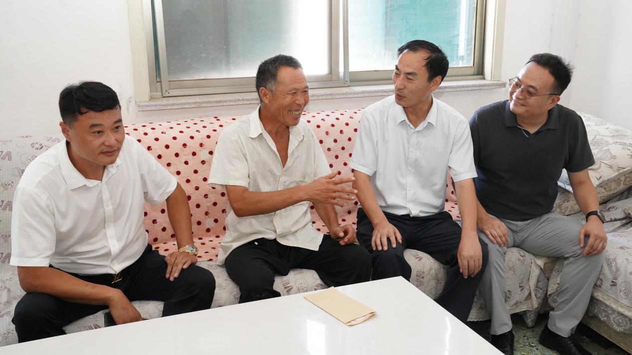 济宁市拥军优属协会赴梁山县走访慰问生活困难军属家庭