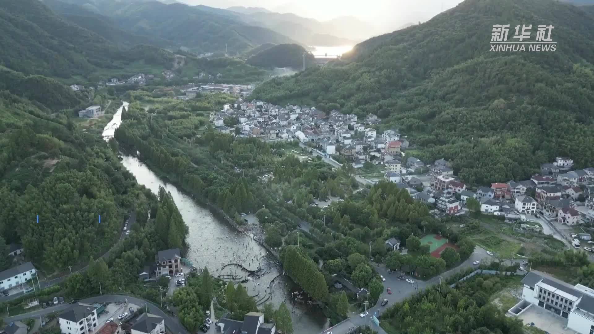 浙江余杭：举行“摸鱼派对”打造乡村避暑新模式