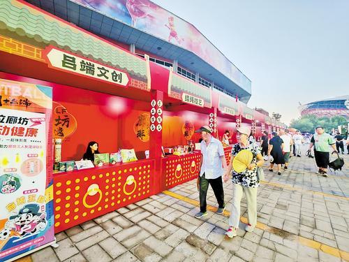 8月9日晚，在廊坊市体育馆外，市民逛特色市集。 本报记者 刘 杰摄