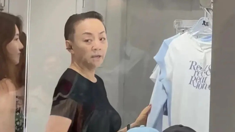 宋丹丹一家逛商场，与儿媳像闺蜜，71岁赵玉吉气质儒雅，状态超好封面图