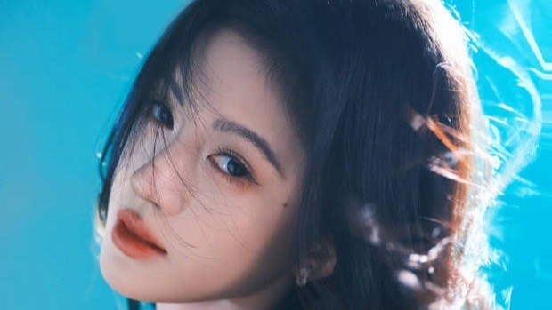 鞠婧祎一袭流光抹胸裙氛围感超绝