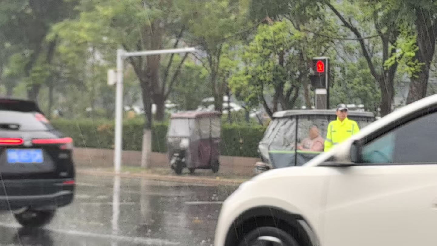 商丘交警積極應對強降雨全力保障道路安全暢通呈現亮麗“警”色