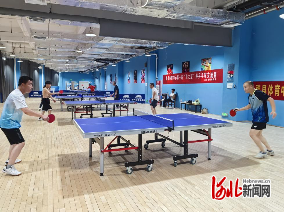 魏县体育中心乒乓球馆运动现场。