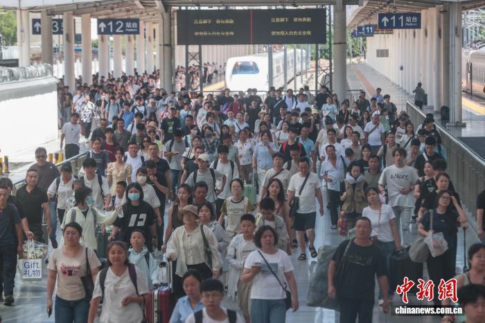 图为江西南昌站，旅客从站台上走过。(资料图)刘力鑫 摄