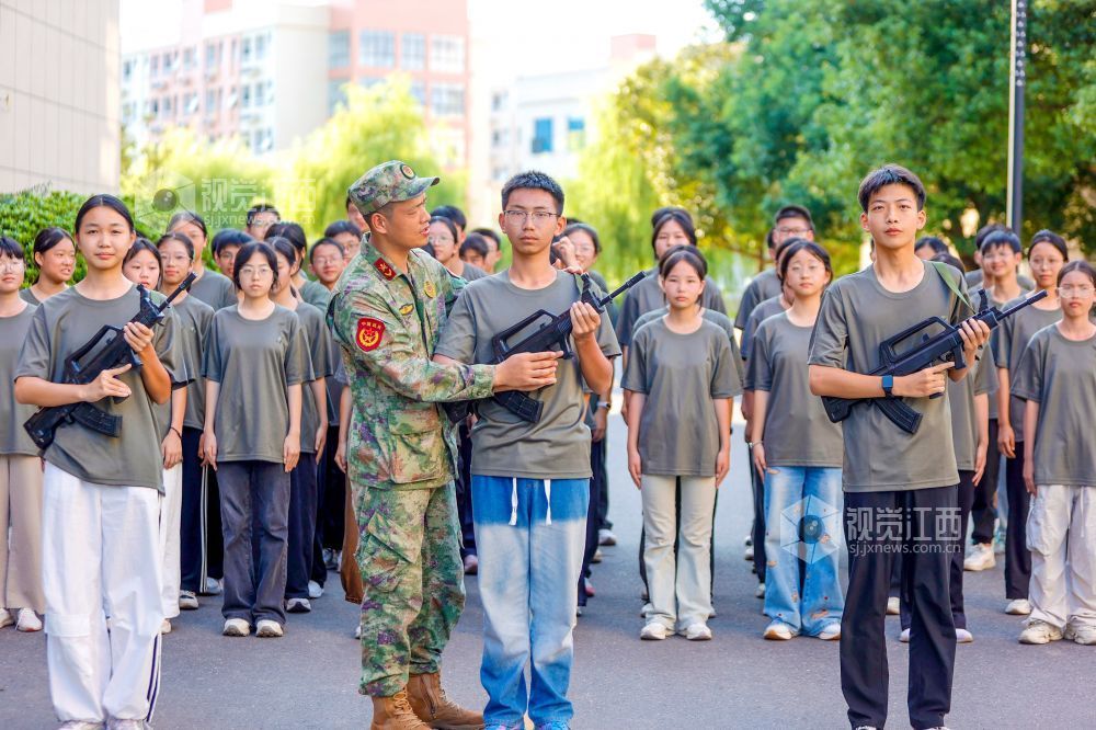 2025年8月25日，在江西省吉安市峽江縣峽江中學，該縣人武部官兵在指導學生進行持槍訓練。