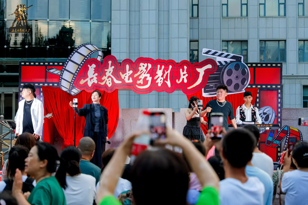 第二十届长春电影节期间，长影集团在新民大街举办的光影市集活动。董梁/摄