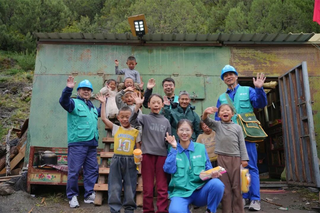 小草志愿者和藏族同胞合影（图中的藏民是一家人）丨王柳 摄