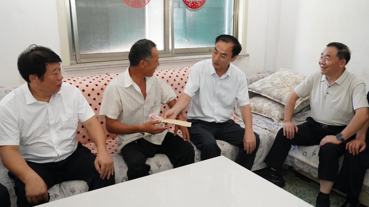 济宁市拥军优属协会赴梁山县走访慰问生活困难军属家庭