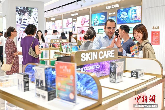 图为消费者在免税店内挑选商品。中新社记者 陈骥旻 摄