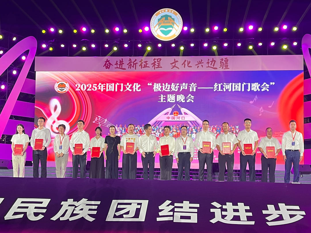 北仑区代表（右五）在颁奖现场 通讯员供图