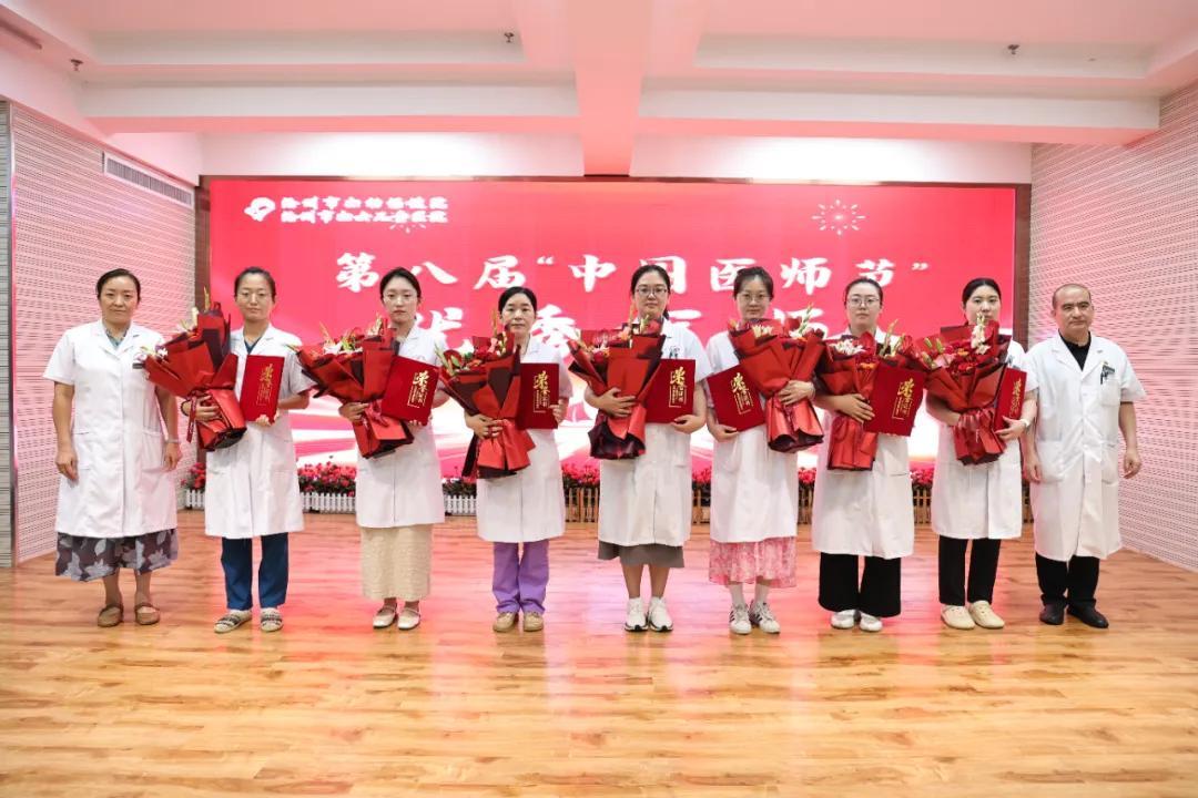 党委委员纪江海、边翠丽为2025年“优秀医师”颁奖；
