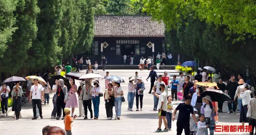 游客参观中国人民抗日战争胜利受降旧址。