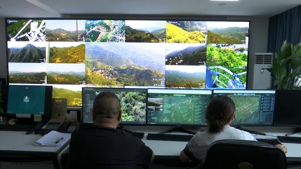 ▲奉节县工作人员值守林火视频监控。市应急管理局供图
