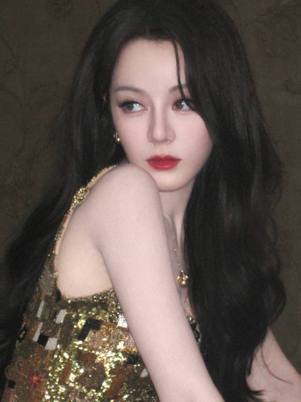 迪丽热巴的五官精致，仿佛是女娲娘娘精心雕刻后的样子。