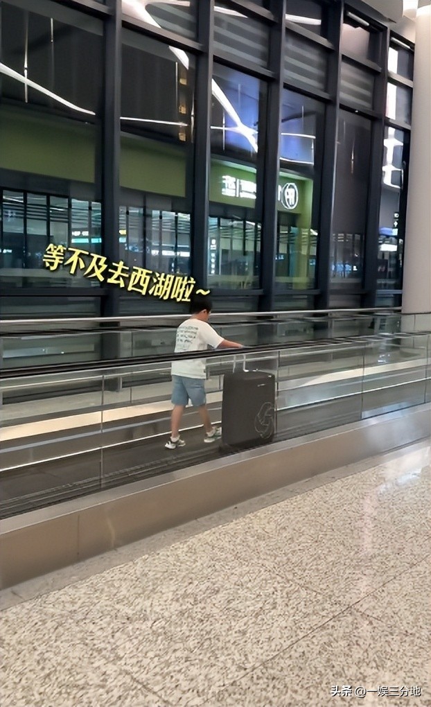 近距离看秋瓷炫，双下巴明显，脸肿的崎岖不平，带着儿子斜眼看人(图2)