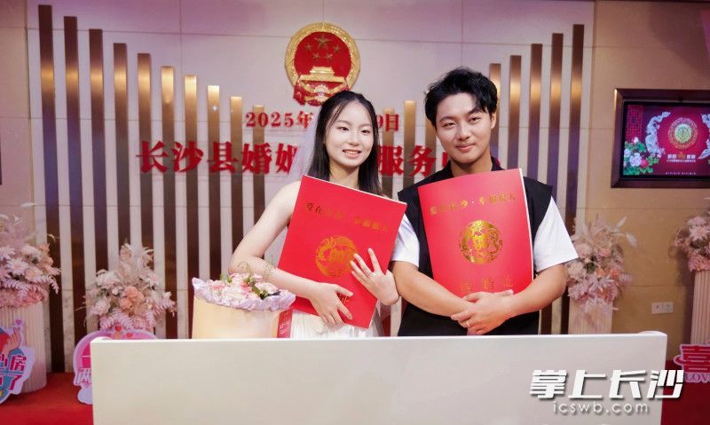 长沙“超大版结婚证”再次返场。 长沙市民政局供图