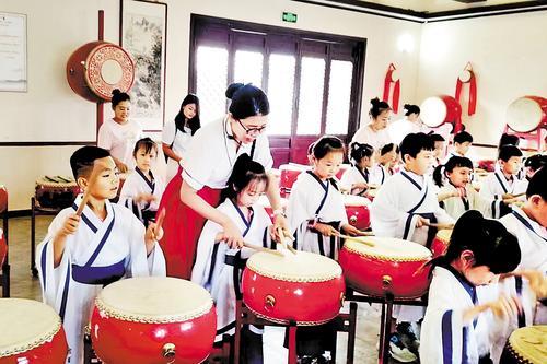 8月16日，衡水湖景区闾里古镇孙敬学堂内，一群来自沧州的小学生在体验中国鼓演奏。 本报记者焦磊摄