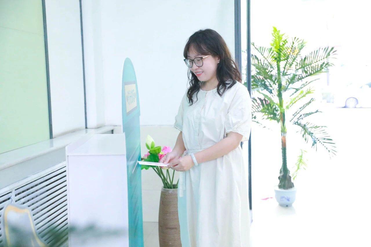 家长们写下对孩子未来的期许投入“时光邮箱”