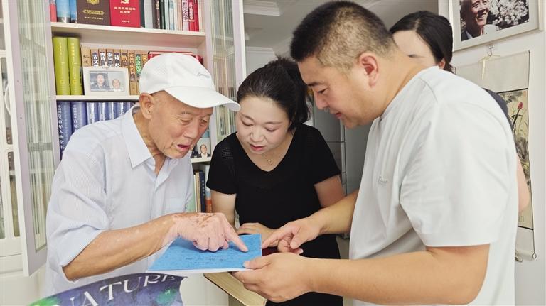 安文迟老人向兰州战役纪念馆工作人员介绍兰州战役相关资料