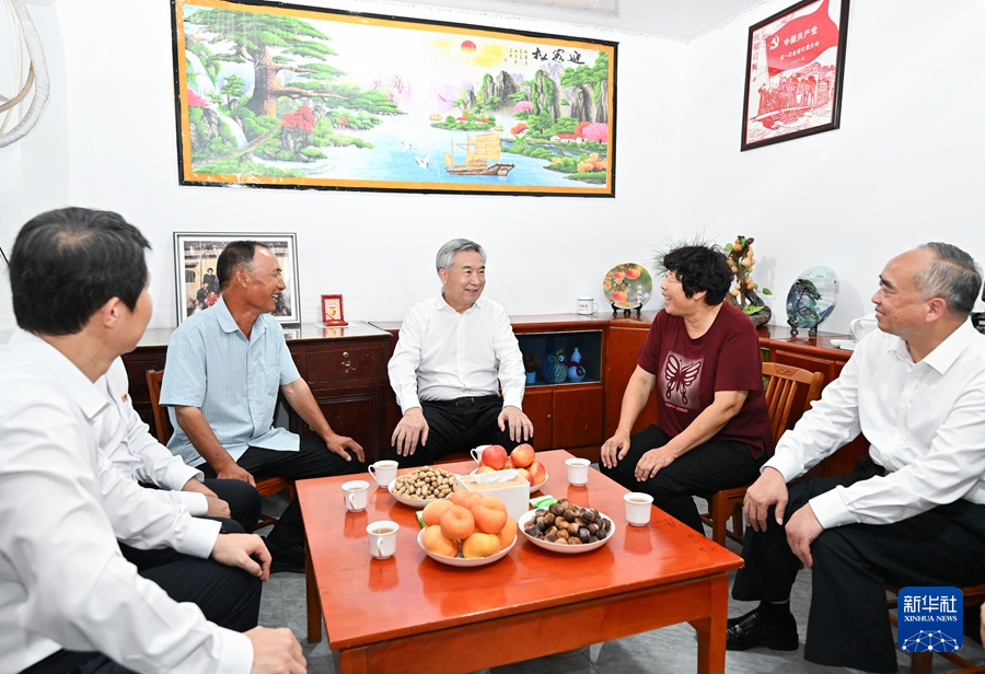 8月20日至22日,中共中央政治局常委、中央纪委书记李希到山东调研。这是8月20日,李希在沂南县孙祖镇东高庄村与干部群众交流,听取对正风肃纪反腐的意见建议。新华社记者 岳月伟 摄