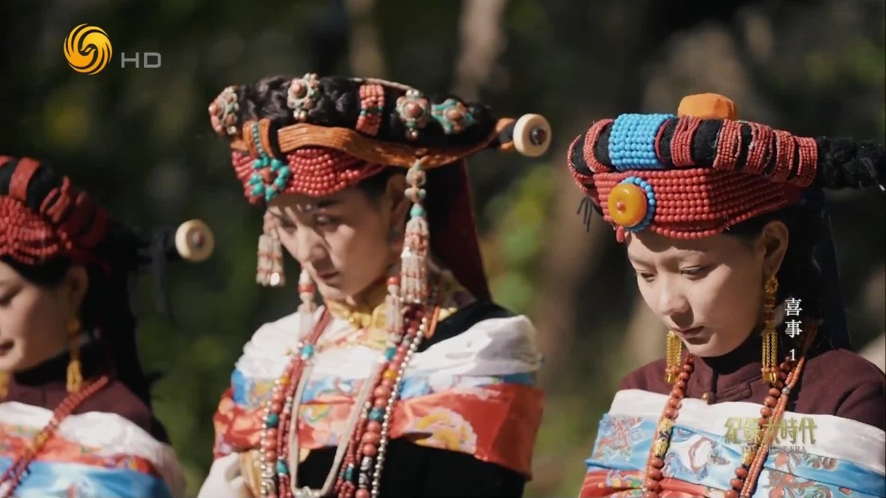 丹巴成人礼：发源于一千多年前，姑娘们装扮得像凤凰一样华丽多彩