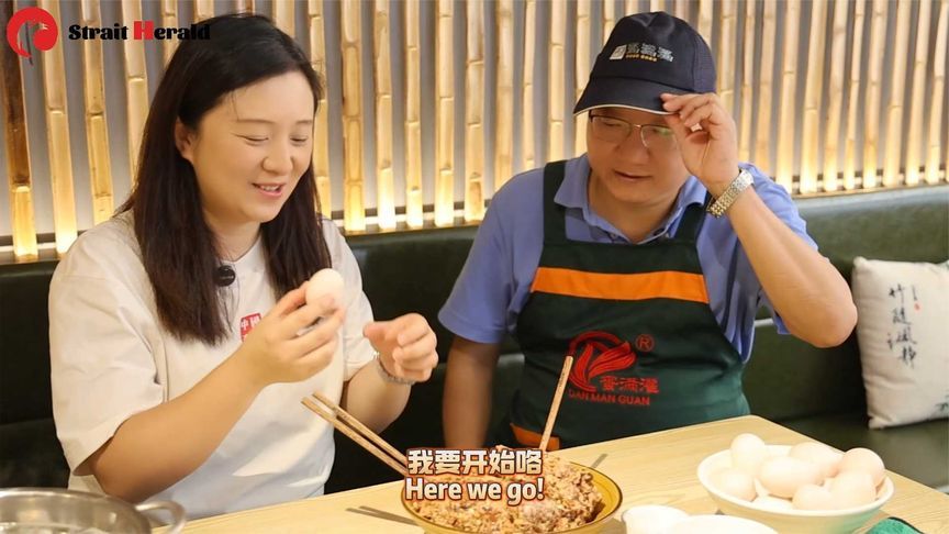 台湾年轻人在鼓浪屿挑战制作非遗蛋满灌，传承人想把手艺带去台湾