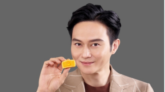 TVB前男神被指无视粉丝耍大牌？助理蹲下为其整理衣服引热议封面图