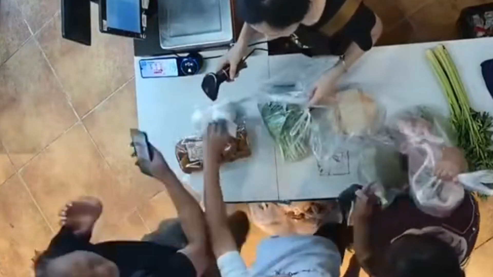 13岁男孩超市制止插队反被猛踹，事后插队男子解释因“饥饿烦躁”踹人，男孩母亲：收银员纵容插队难辞其咎