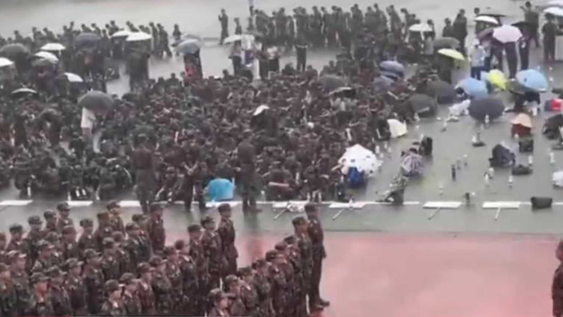 钦州一中学师生冒雨进行军训汇演，家长：孩子们一直要求坚持