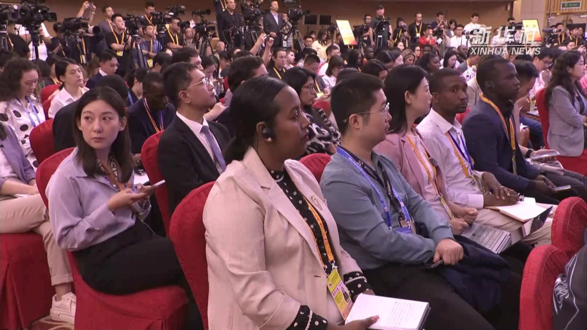 每个民族、每个国家的前途命运都紧紧联系在一起，应该风雨同舟，荣辱与共