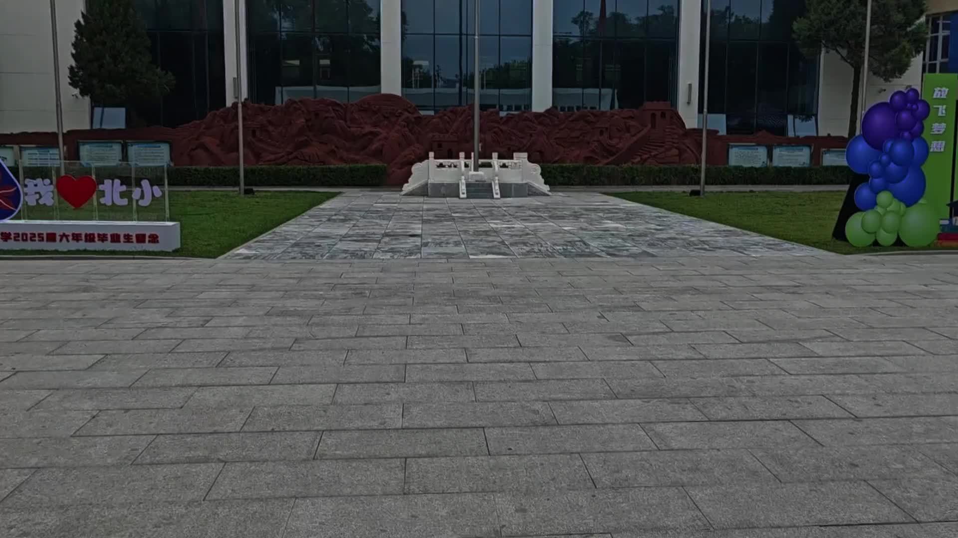 必上的一堂历史课|这一刻，小学生自发背诵起“我是中国人，我爱我的祖国……”