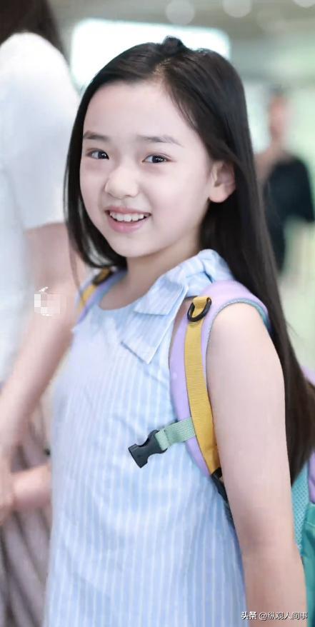 盛典上：李小璐嫩了，赵文卓女儿抢镜，董璇脸僵，只有黄奕没带娃(图2)