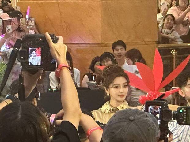 杨颖生图颜值抗打。