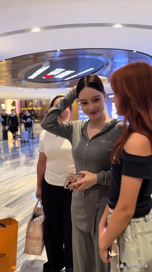 盛典上：李小璐嫩了，赵文卓女儿抢镜，董璇脸僵，只有黄奕没带娃(图13)
