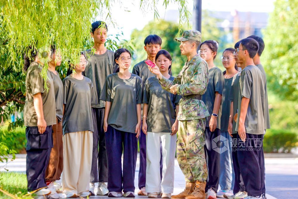 2025年8月25日，在江西省吉安市峽江縣峽江中學，該縣人武部官兵在向學生講述抗日戰爭的革命故事。