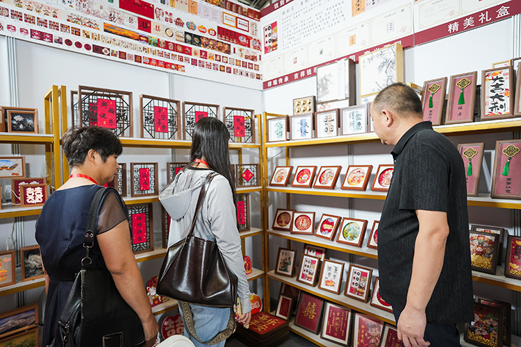 8月23日，2025藁城·宫灯第三届产业博览会在石家庄国际会展中心开幕，图为博览会现场。