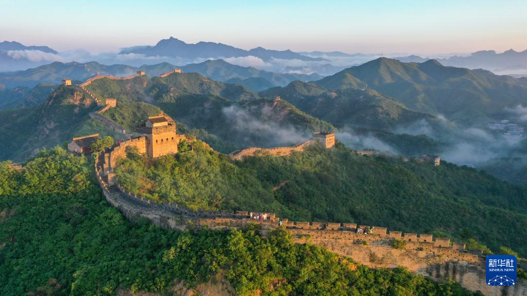 8月25日清晨，游人在河北省承德市滦平县金山岭长城观赏云海景观（无人机照片）。