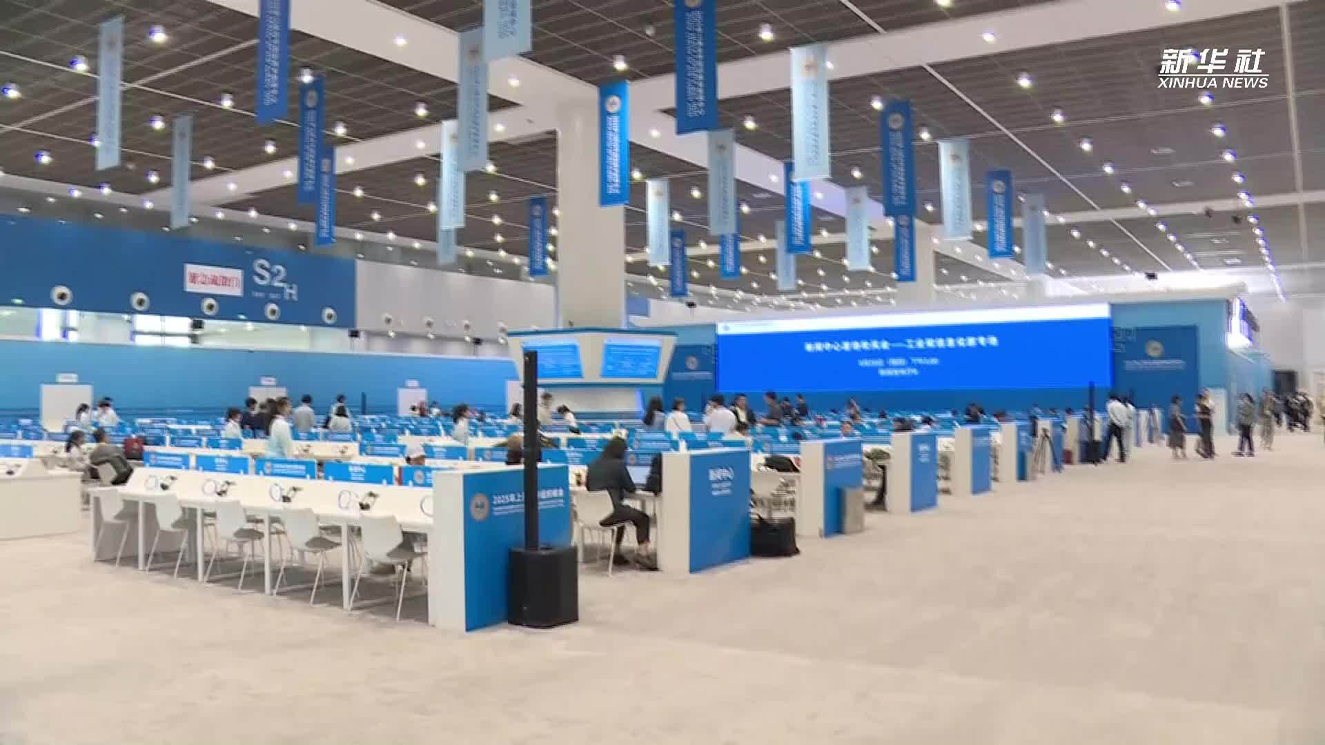 感受上合组织天津峰会新闻中心的“文化味”