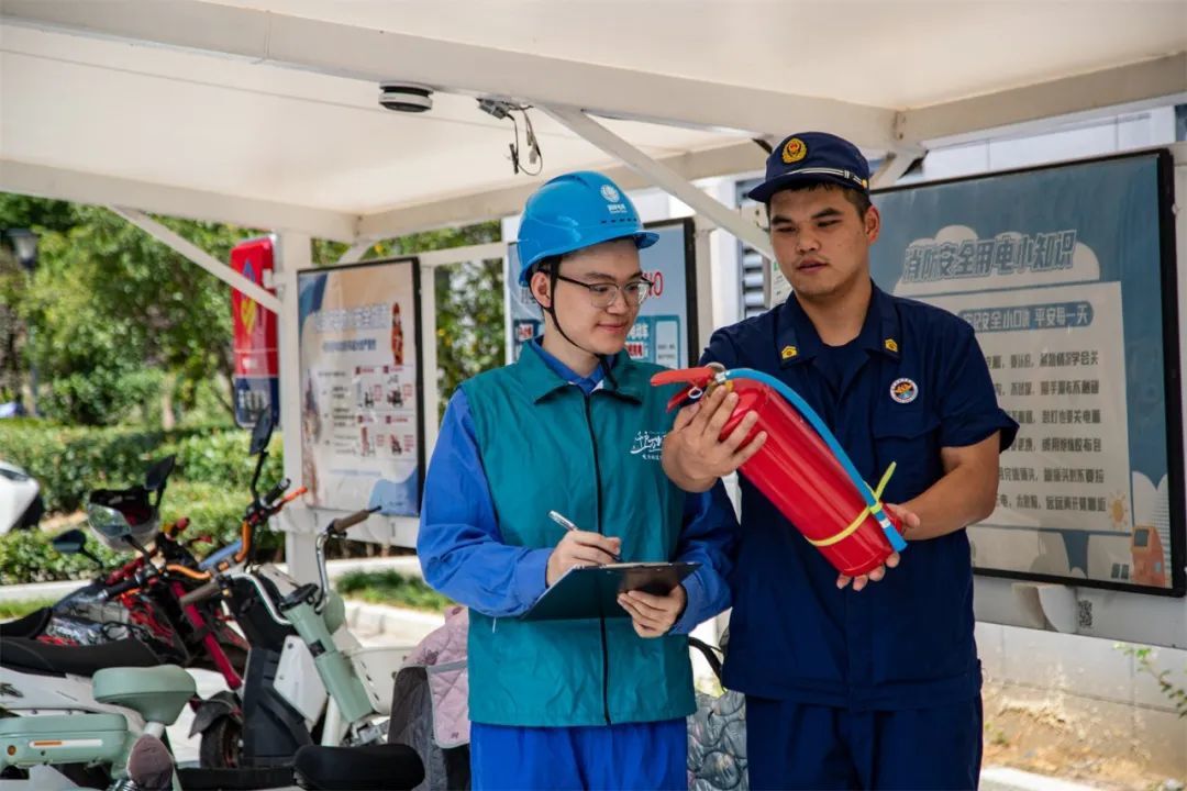 宁海公司联合宁波消防部门开展电动自行车充电驿站安全检查。