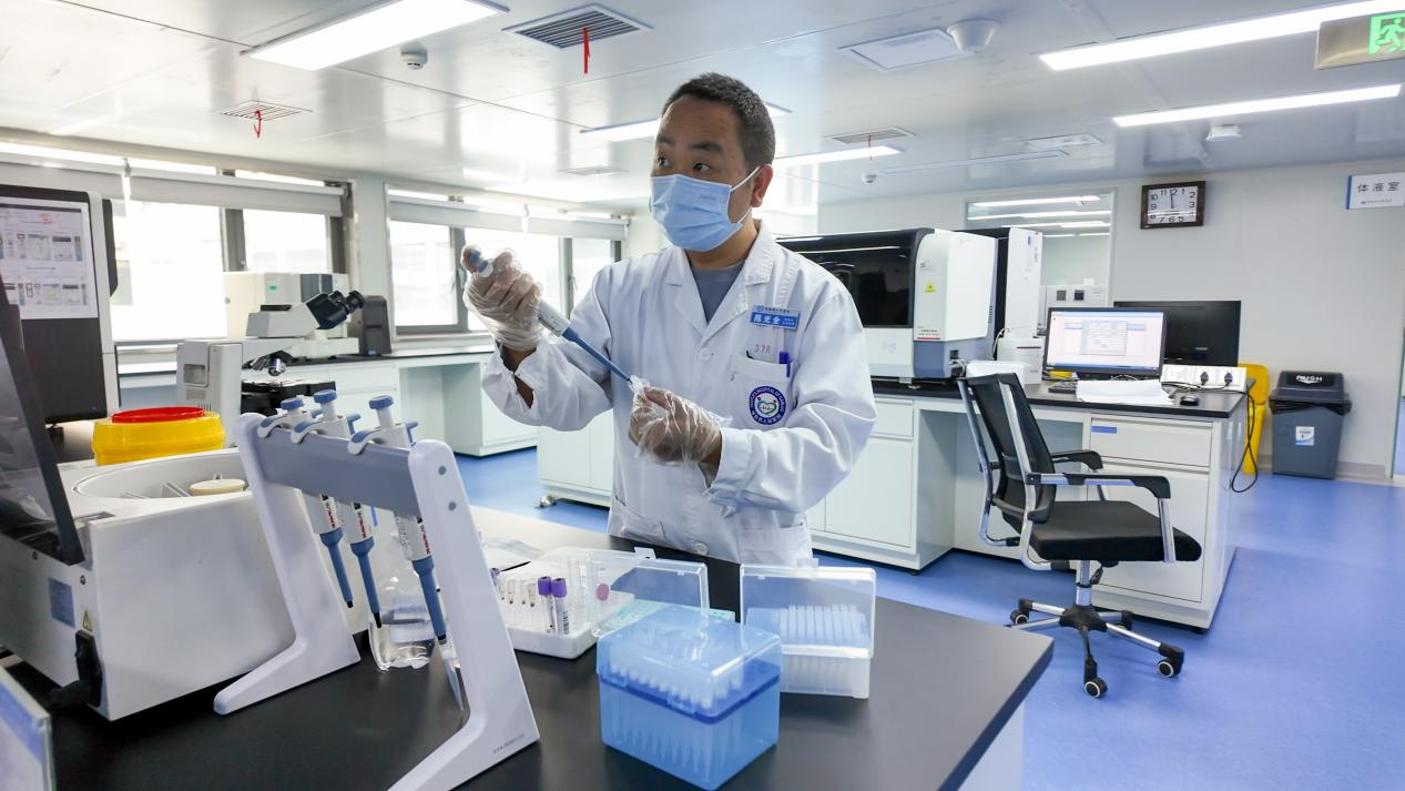 检验科医师正在化验操作