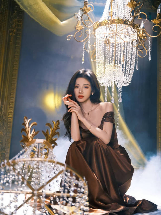 鞠婧祎一袭流光抹胸裙氛围感超绝